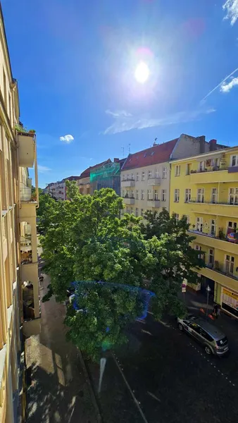 Lichtdurchflutetes Altbau-Juwel im Brüsseler Kietz, 2 Zimmer m. Sonnenbalkon & abgez. Dielenboden — photo 1